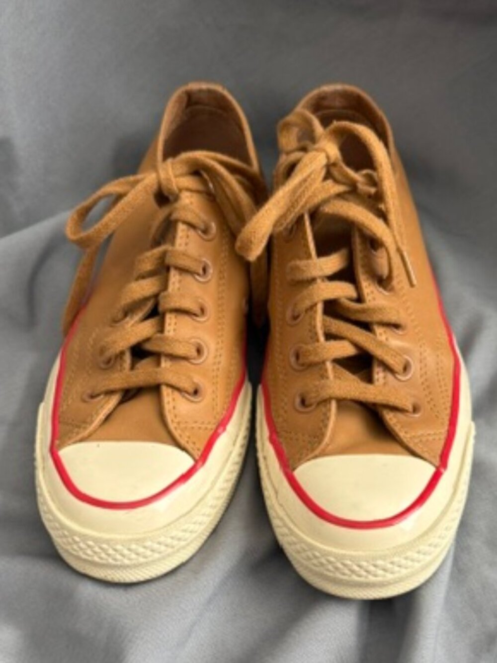 Converse Chuck Taylor Low Top Sneakers (Unisex Size 5)